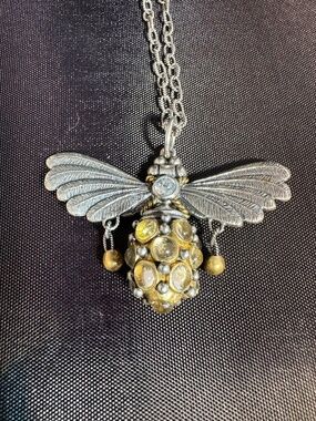 WAXING POETIC Vintage Sterling silver Bee necklace